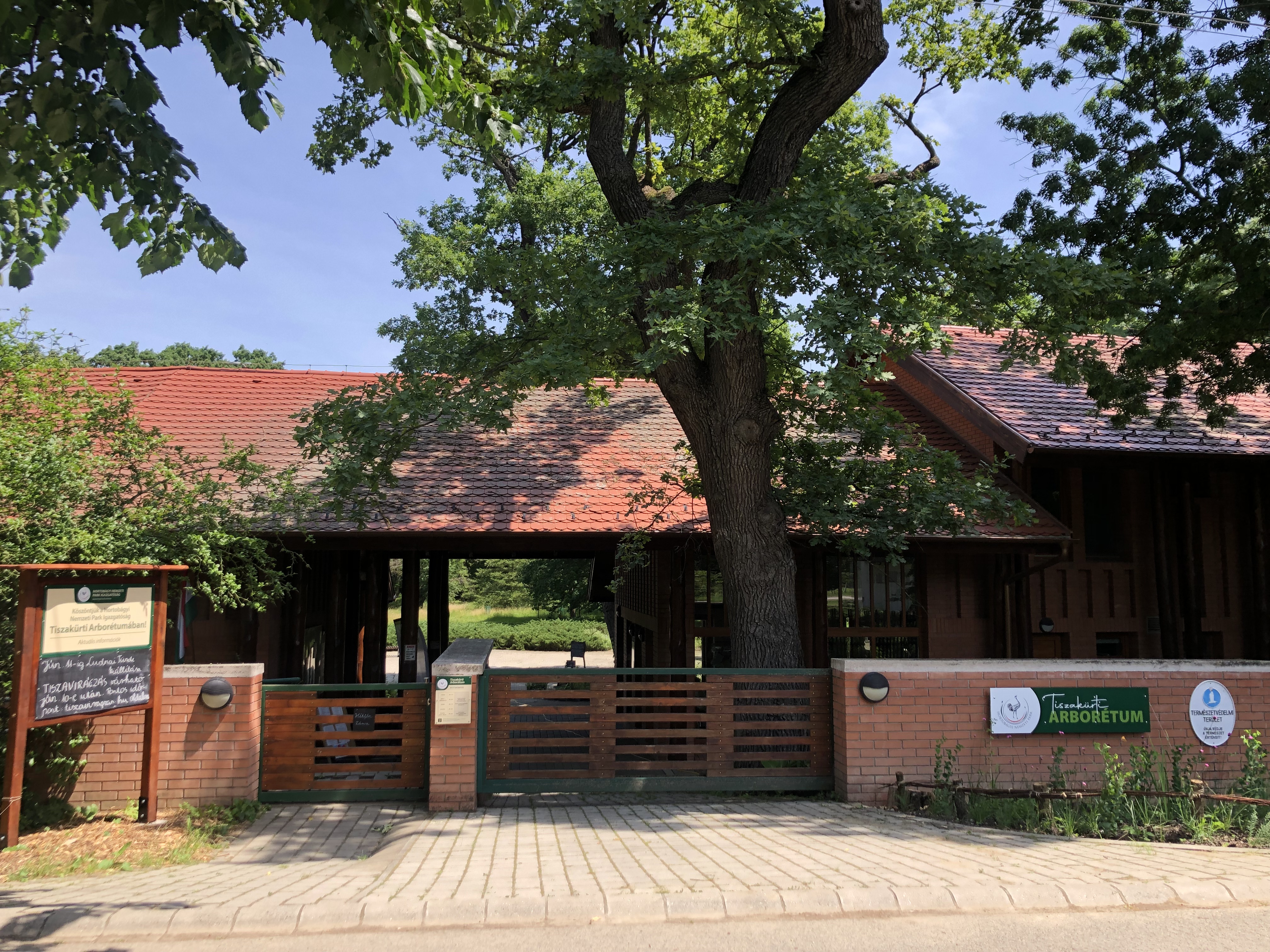 A képen a Tiszakürti Arborétum fogadóépületének bejárata