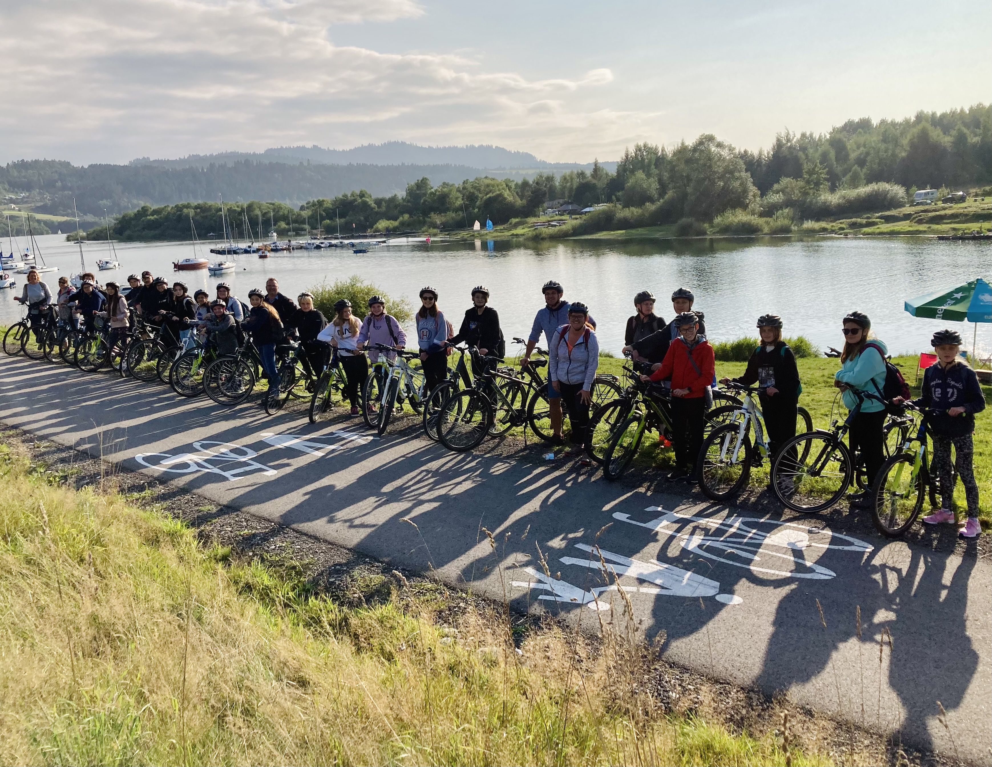 Kerékpározás a Csorsztin-víztározó körül